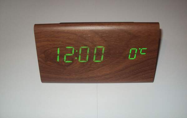 настольные часы с будильником от сети с ярко-зеленой подсветкой/датчиком темп/дата VST-861-4 (шт.)