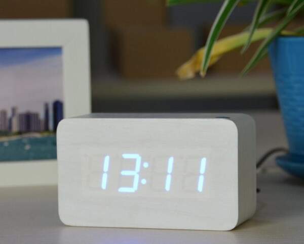 настольные часы с будильником от сети с белой подсветкой/датчиком темп/дата в виде  VST-861-6 (шт.)
